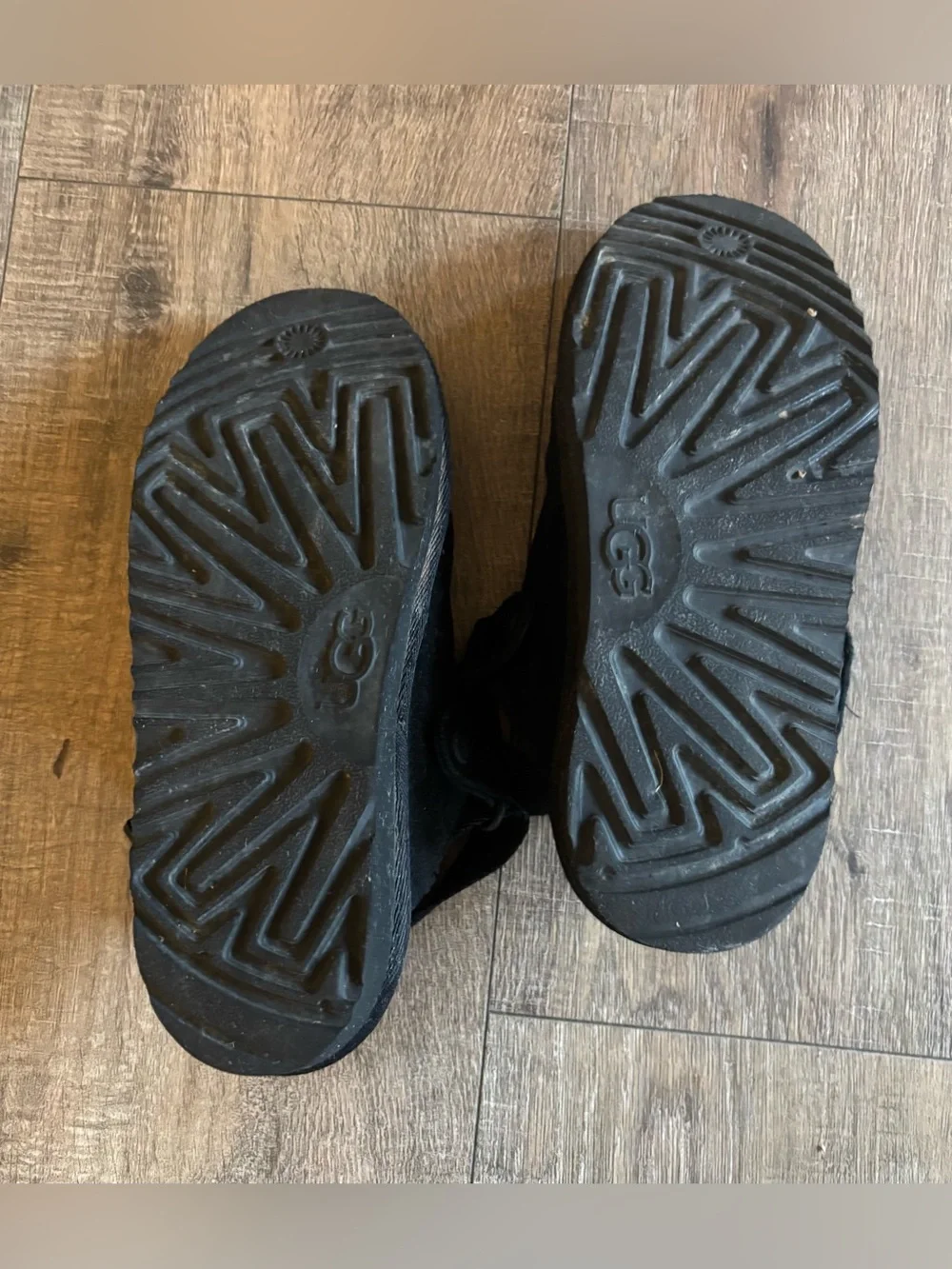 UGG goldenstar girl’s size 2 black slip on clog slippers with swivel heal strap
